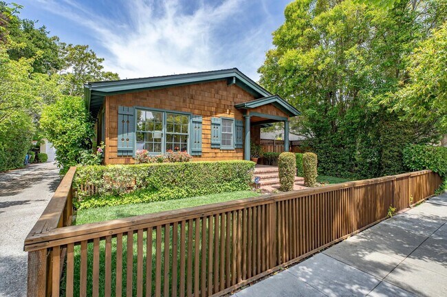 Building Photo - Updated 3BD/2BA Menlo Park Home with French Oak Floors + Bonus Room