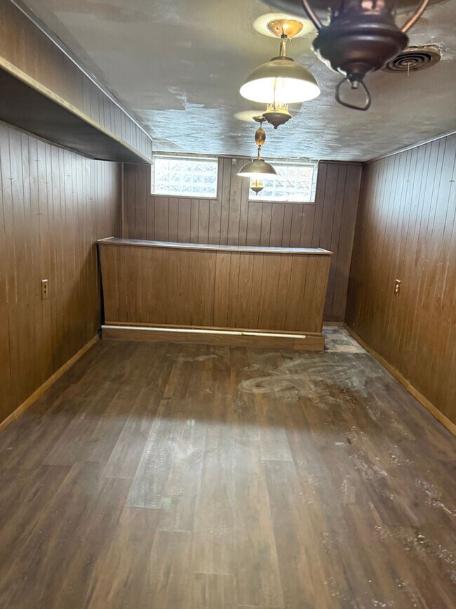 Building Photo - Lee/Harvard 4 bedroom Single