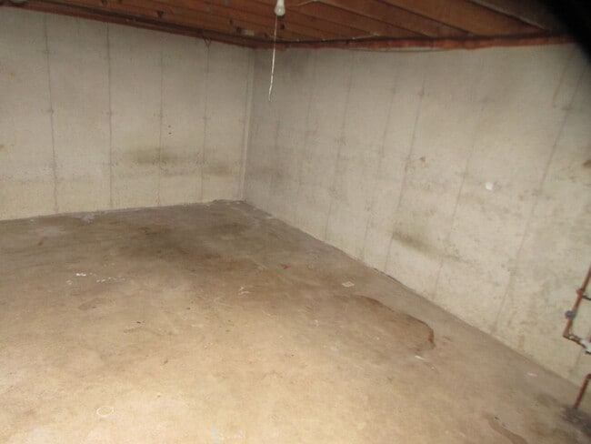 Building Photo - Spacious 3BD/1.5BA with Attached Garage and Backyard! - Available 4/1/2026