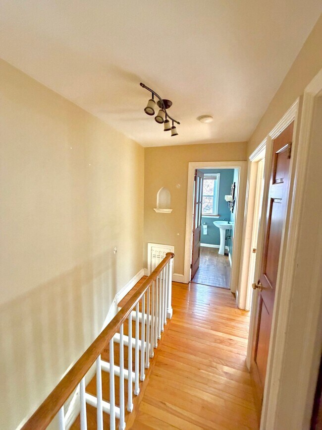 Building Photo - 738 E Madison St