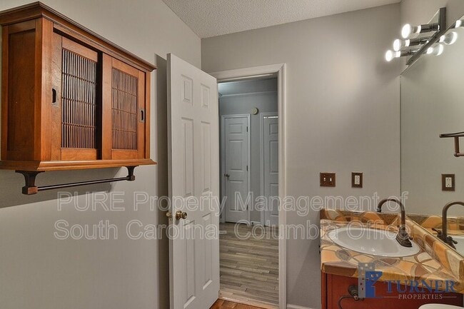 Building Photo - 801 Laurel Hill Ln