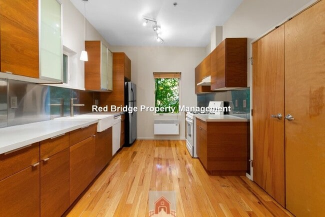 Building Photo - 2320 SE Morrison St