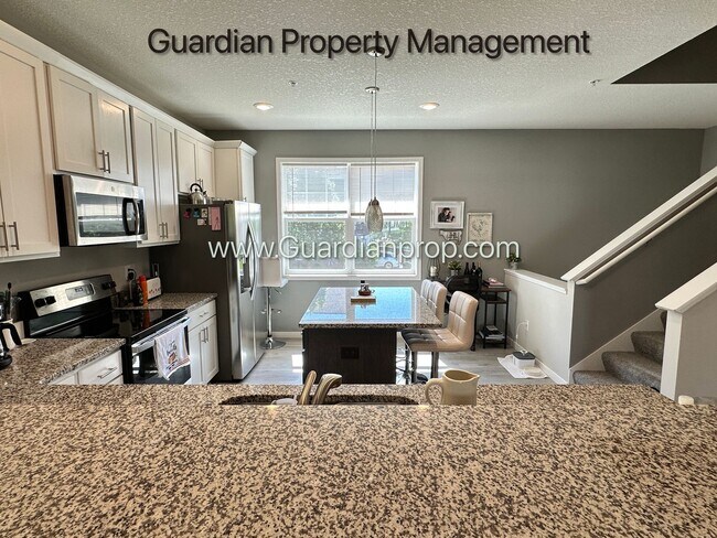 Building Photo - Champlin Town Home, Fireplace, 2 Car Garag...