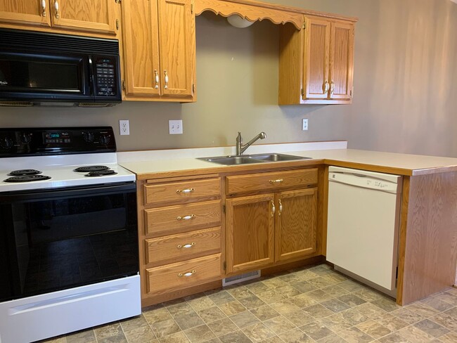 Building Photo - 3 Bedroom Twinhome in South Fargo!!