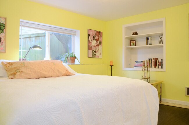 Building Photo - 208 27th Ave E