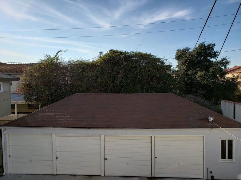 GARAGE w/ STORAGE CABINETS/LAUNDRY FACILITY - 305 N Palm Ave