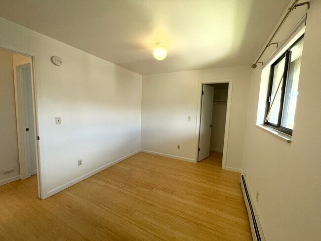 Building Photo - Updated 2B/2B 3rd floor Condo on Manhattan