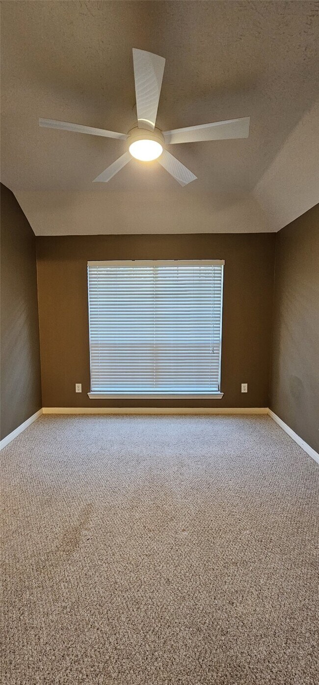Building Photo - 18411 Autumn Park Dr