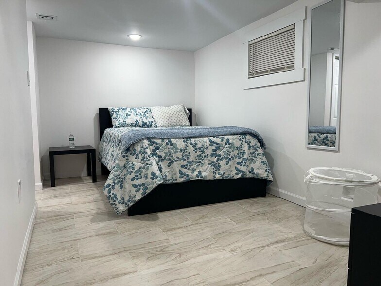 Building Photo - 8 S Farview Ave