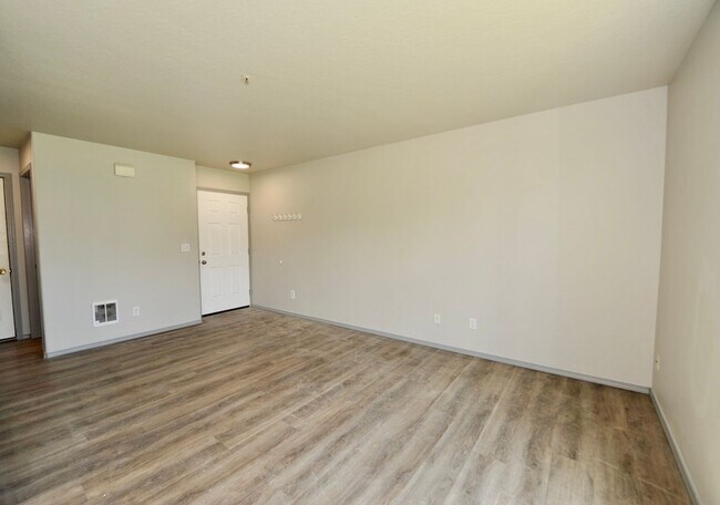 Building Photo - 3 bed 2 bath townhome
