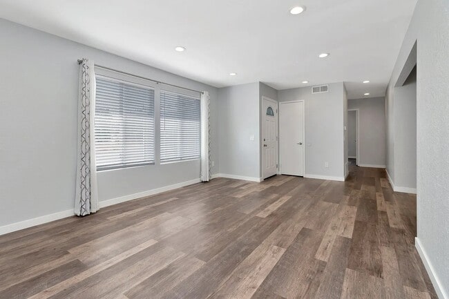 Building Photo - 10231 Empress Ave