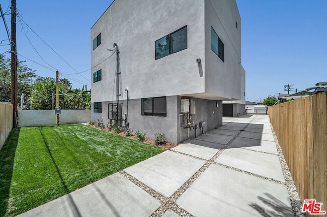 Building Photo - 11522 1/2 Emelita St