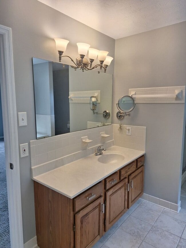 Building Photo - 4bd/3 bath located in desirable neighbor in Fox Den Subdivision in West Knoxville