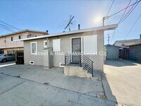 Building Photo - 926 1/2 Newport Ave-