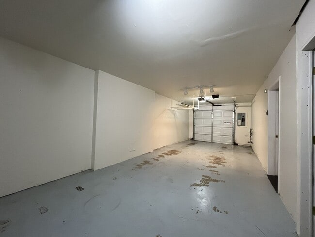 Building Photo - Spacious Three-Story Townhome Near Orenco Station with Attached Garage, Private Balcony, and Vaul...