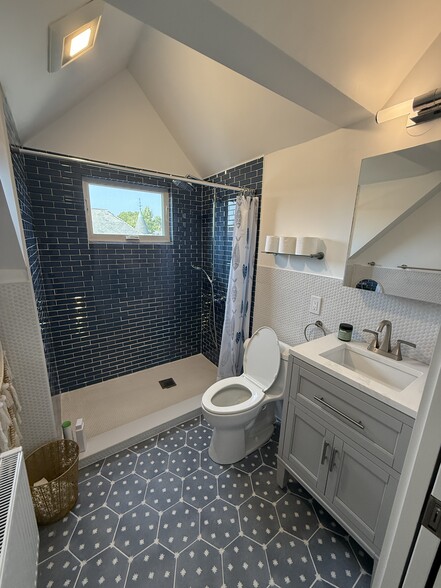 Building Photo - 96 Munroe St