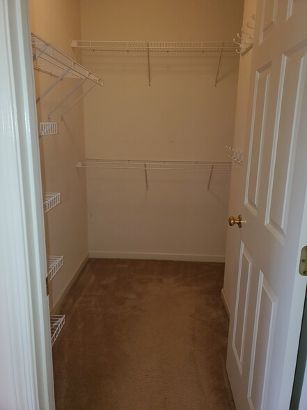 Walk-in Closet - 509 Garden Way