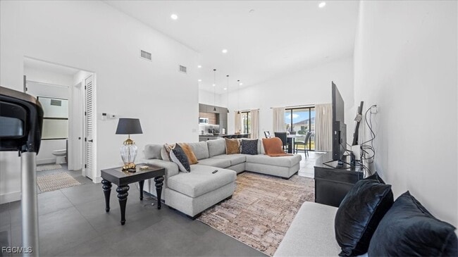 Building Photo - 1017 NE 4th Pl