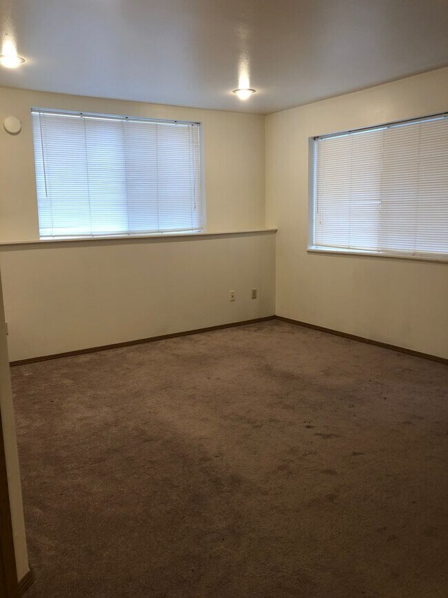 Building Photo - 1557 NW Turner Dr