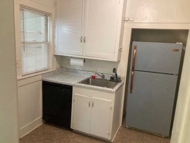 Building Photo - PRE-LEASING FOR AUGUST 2026! Walkable to C...