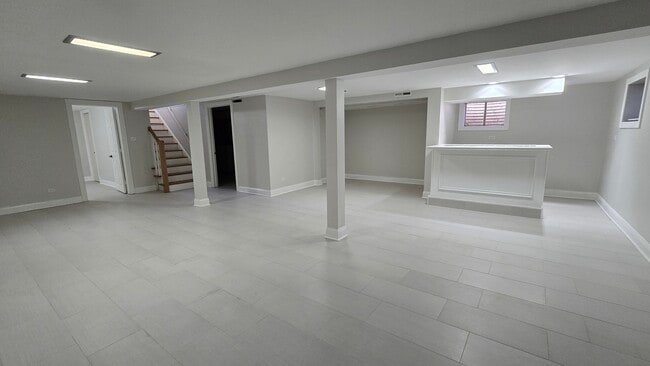 Building Photo - 454 E Park Ave