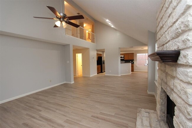 Building Photo - 15301 Ecorio Dr