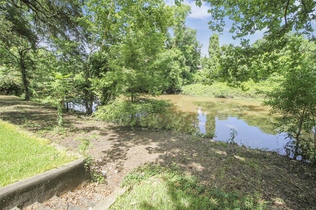 Building Photo - 536 Oak Dr
