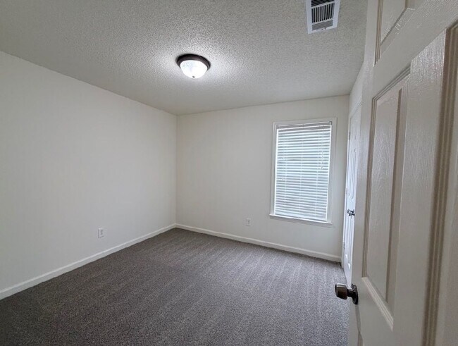 Building Photo - 3 bed, 3 bath with a bonus area over 2,000 Sq/ft in Cordova