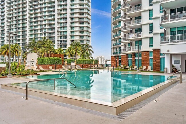 Building Photo - 350 S Miami Ave