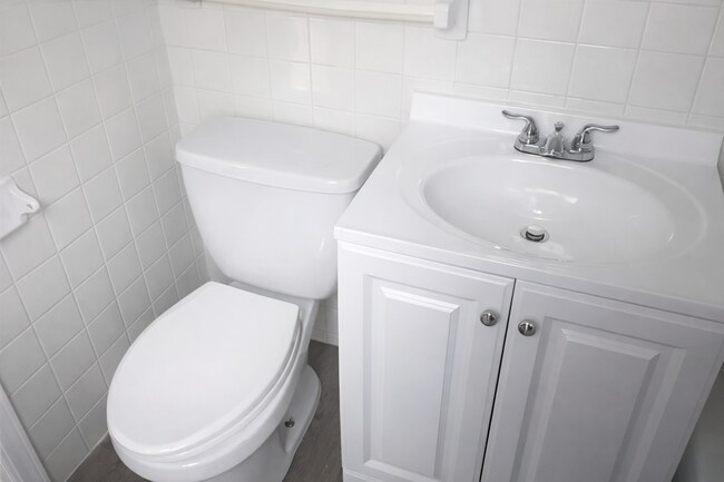 Building Photo - 1064 Woodview Rd