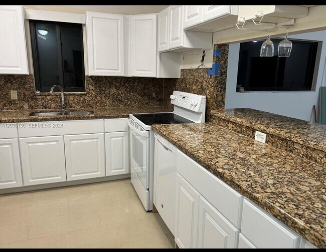 Building Photo - 325 Menores Ave