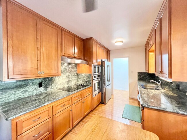 Building Photo - Charming 1BD + Den Condo in Bluff Park – Secured Parking & Prime Coastal Location