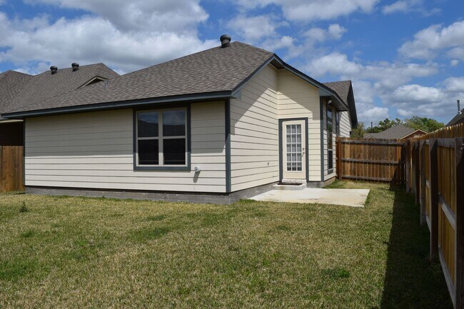 Building Photo - Stunning 3 Bed, 2 Bath in Creek Meadows!