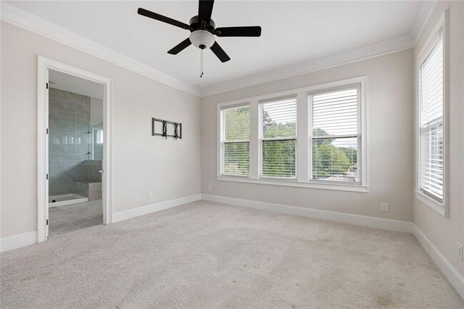 Building Photo - 109 Village Green Ave