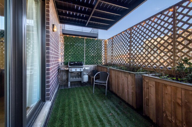 Building Photo - 736 W Melrose St