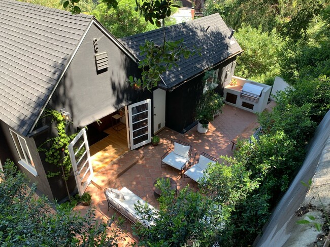 Building Photo - Stunning Tranquil Home in Laurel Canyon wi...