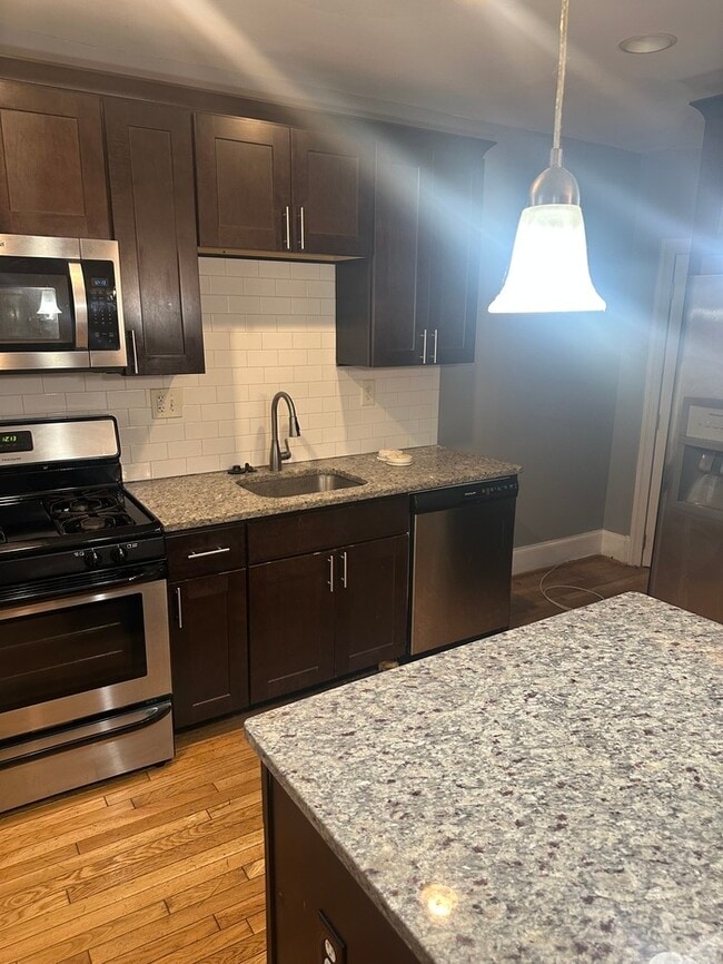 Building Photo - 3 bedroom with huge rear yard