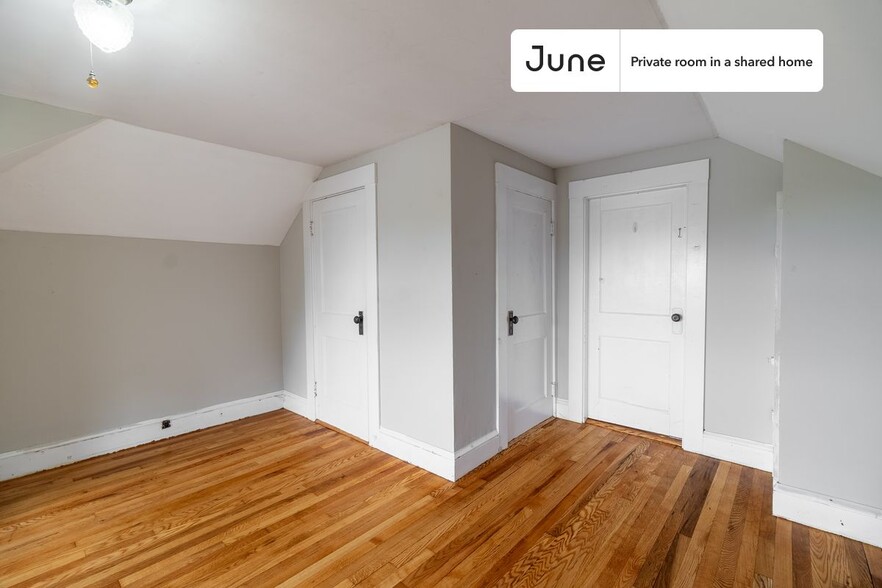 Building Photo - Room in Shared 4 bed/1 bath home