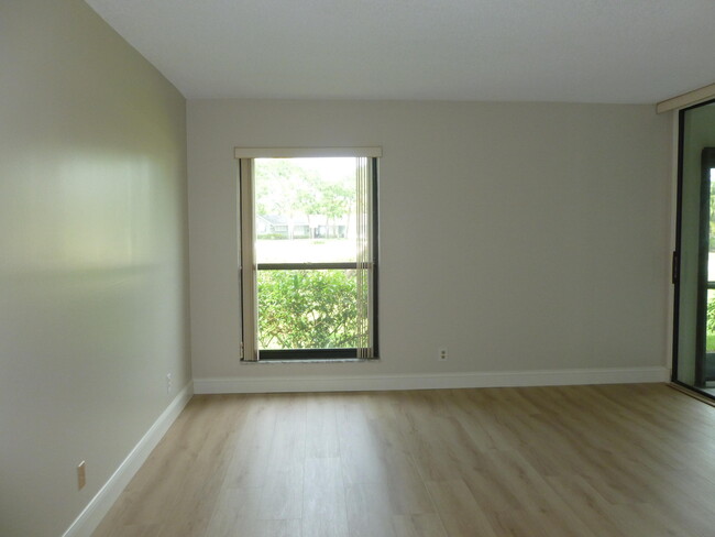 Building Photo - 2 SE Turtle Creek Dr