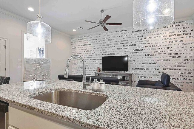 Building Photo - 2 Bedroom Furnished Rental Near LSU|Short Term & Long Term Options Available