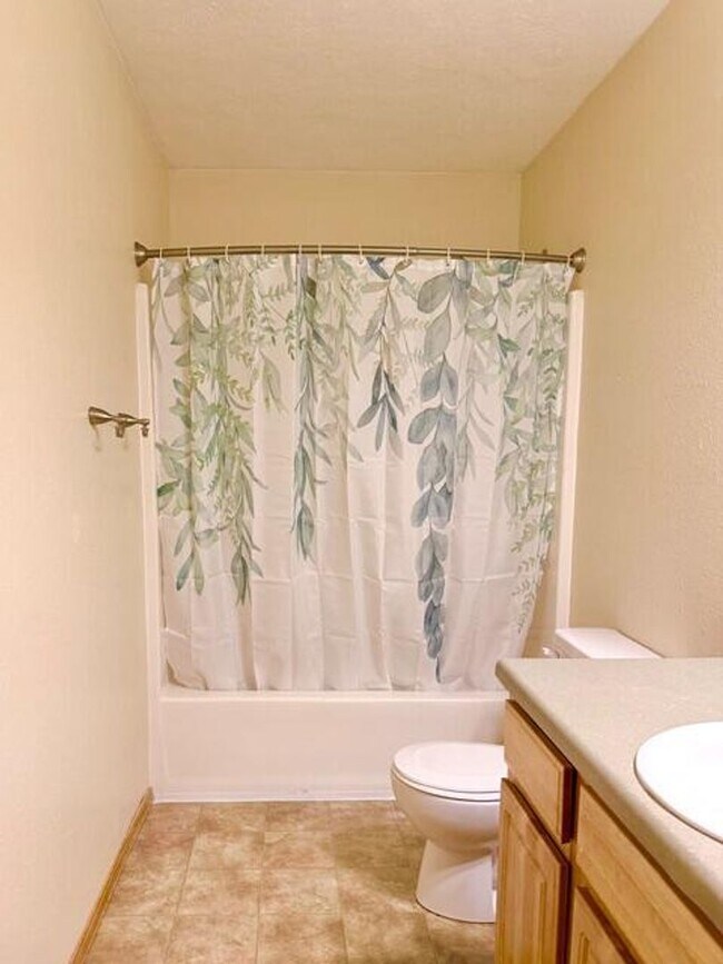 Building Photo - COMING SOON! Ozark 3 Bed / 2 Bath