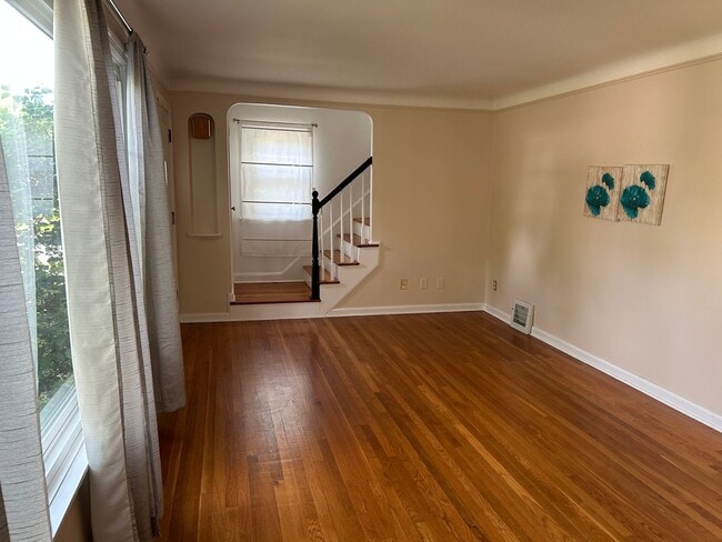 Building Photo - Spacious Colonial For Rent in Lyndhurst