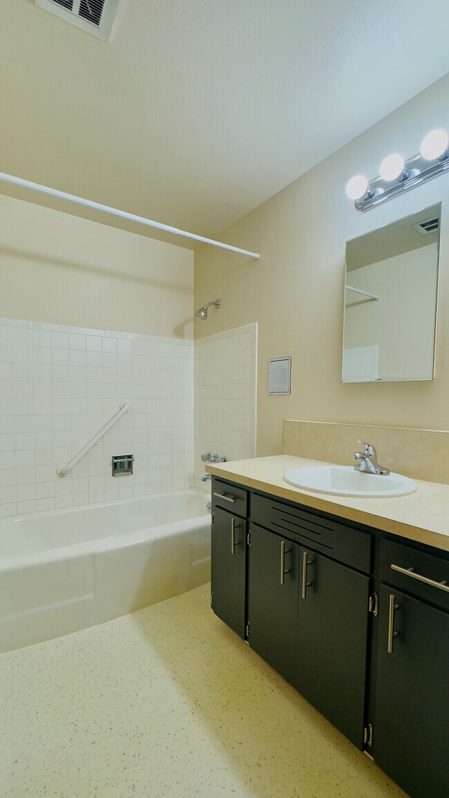 Building Photo - 2105 Colby Ave