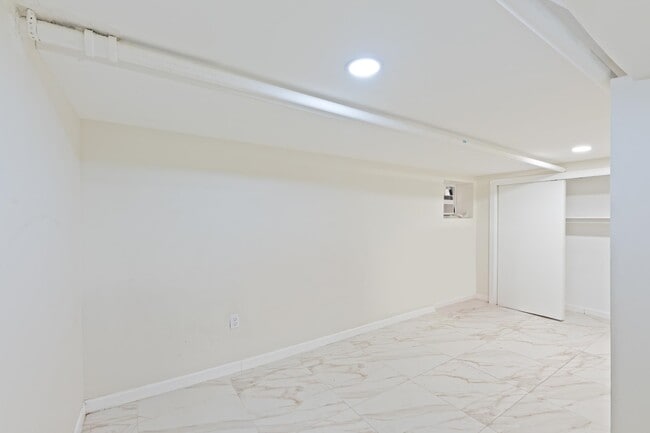 Building Photo - 9 W 15th St