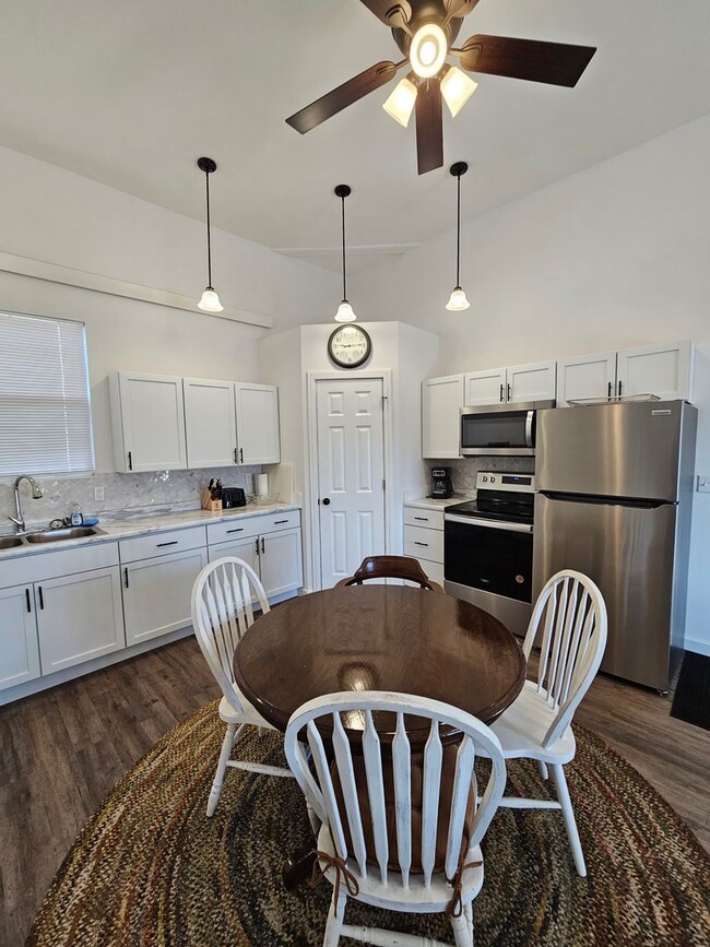 Building Photo - 1 BED | PLUS LOFT AREA | 1.5 BATH | FURNIS...