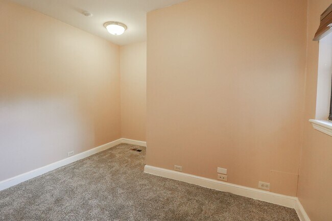 Building Photo - Updated Move In Ready 3-Bedroom Home, Grea...