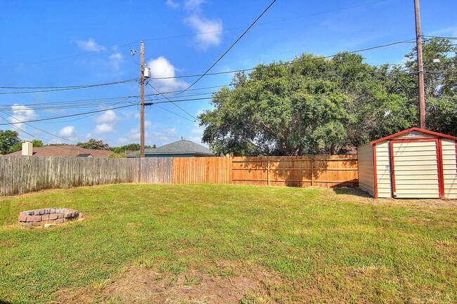 Building Photo - 2418 Handlin Dr