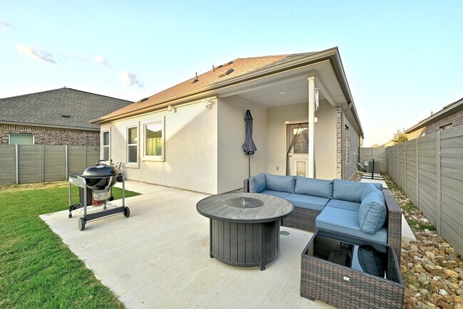 Building Photo - 3/BR 2/BA Home with Modern Touches and Coz...