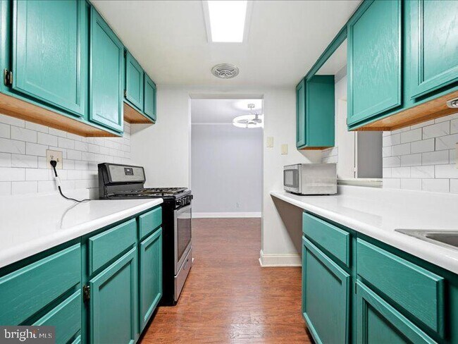 Building Photo - 421 Drummers Ln