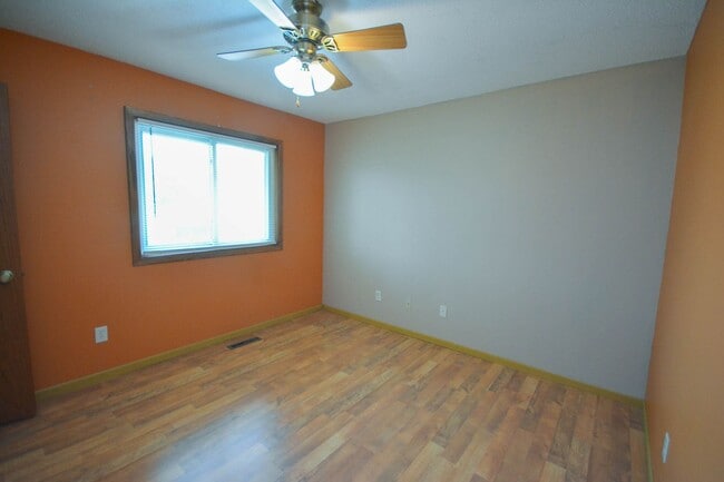 Building Photo - 3 levels of townhouse living in great NW l...